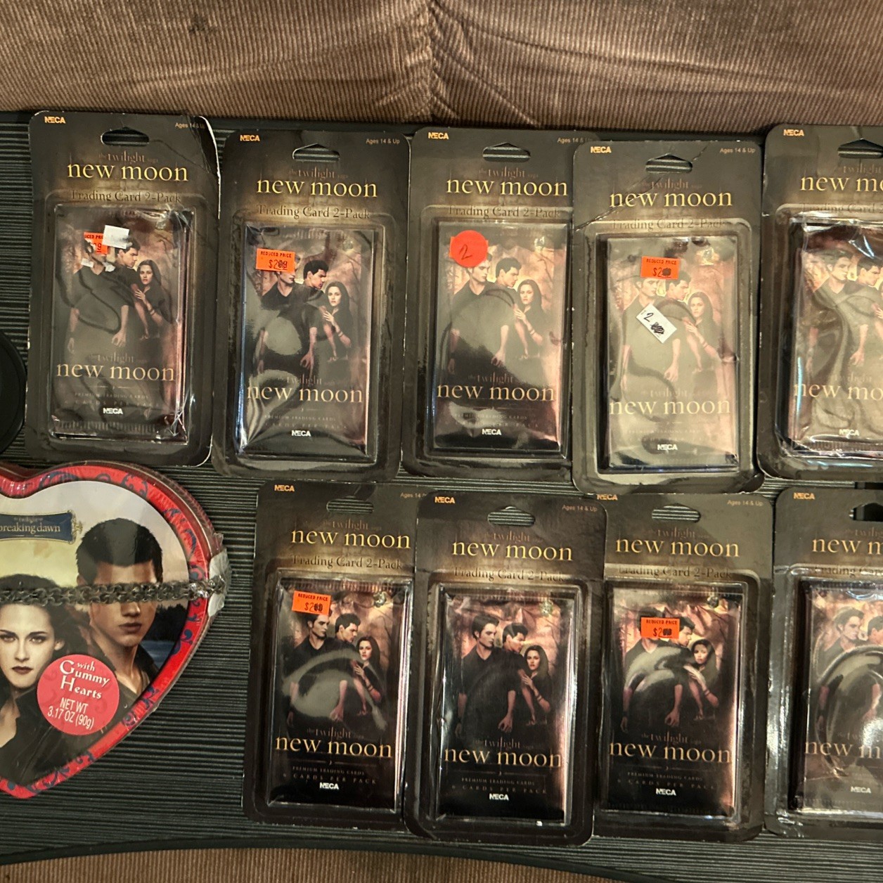 NEW-Twilight Saga Breaking Dawn-Heart Tin/Cullen Crest Necklace + 9 2 Pack Cards