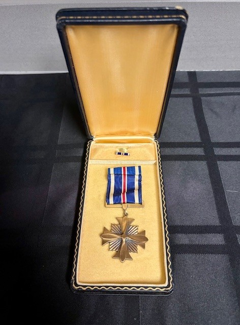 Vintage US Distinguished Flying Cross Medal Set Cased Unnamed DFC Post-WWII