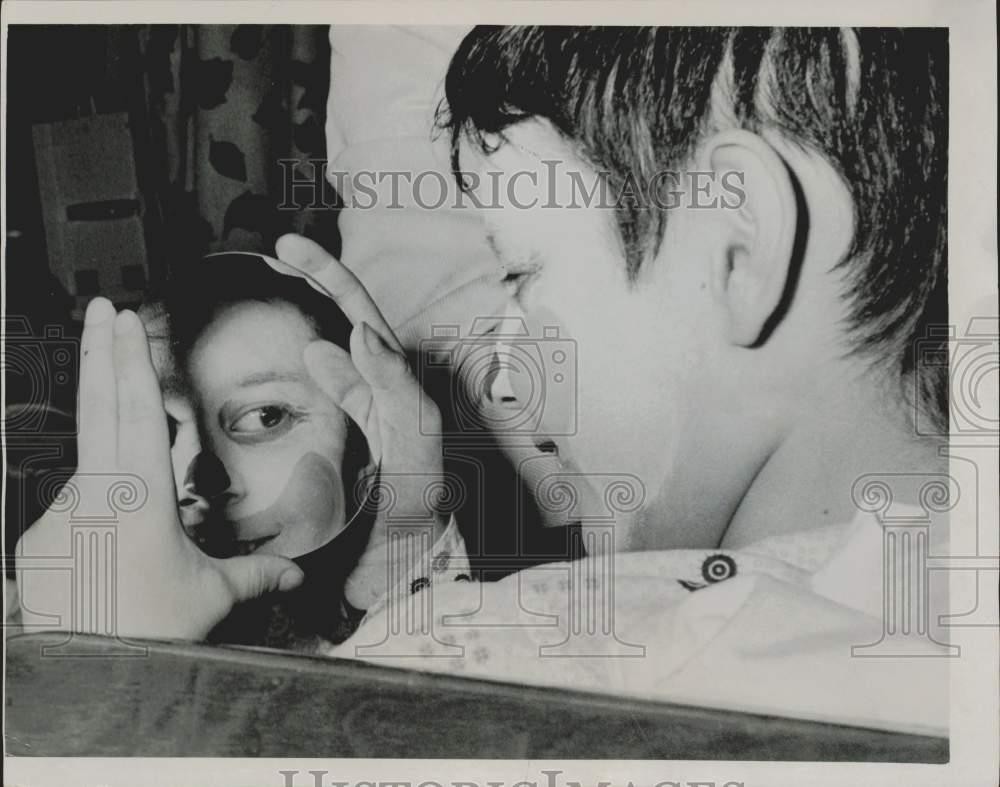 1969 Press Photo A child looking into a mirror - lra48880