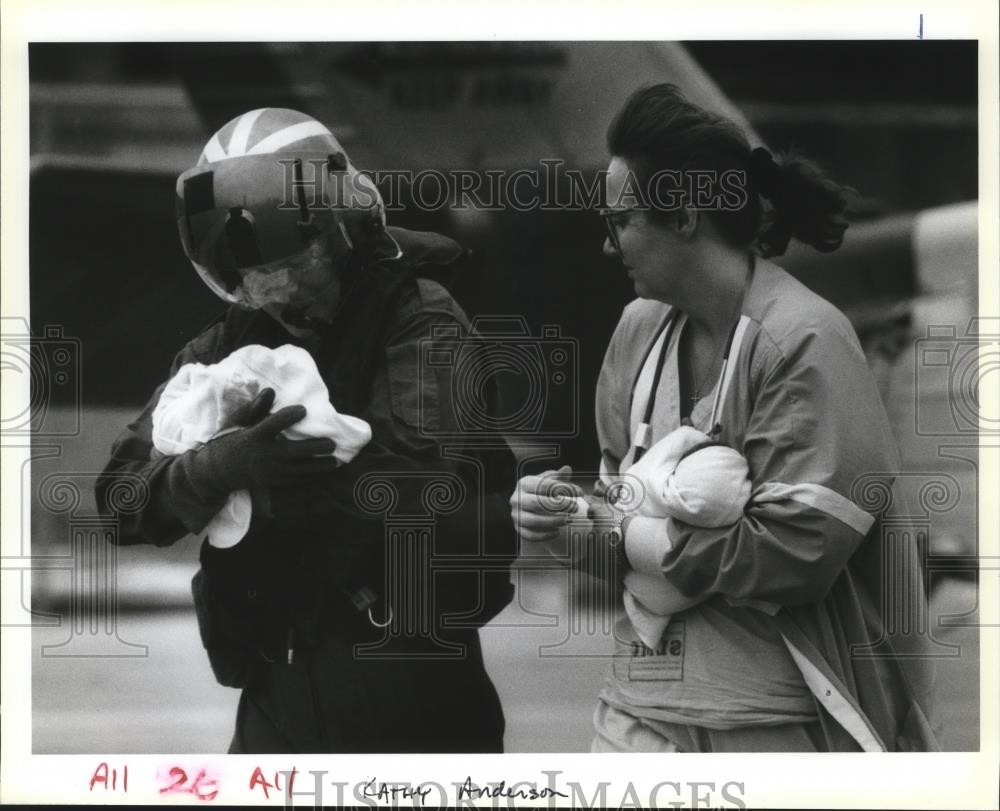 1992 Press Photo Hurricane Andrew - Coast Guard evacuates babies from hospital.