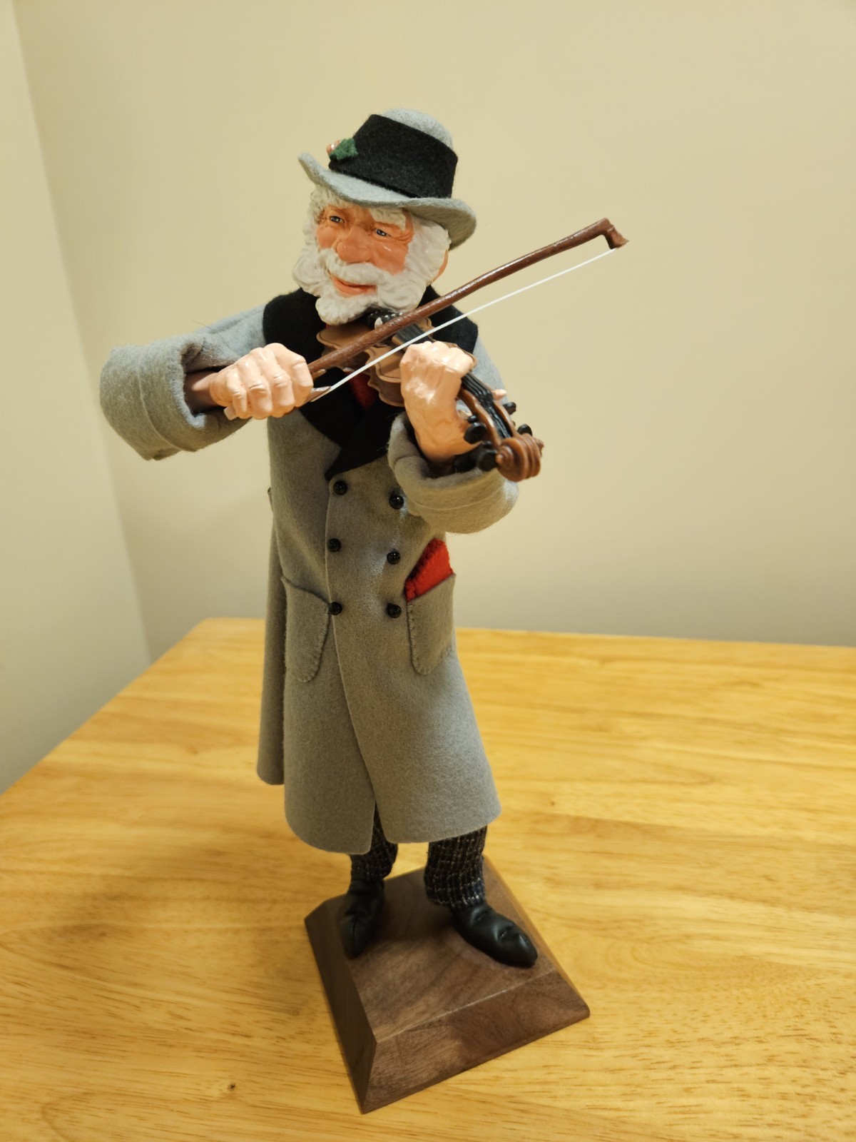SIMPICH VIOLIN MAN CHRISTMAS CAROLER  CHARACTER DOLL 2005 NICE