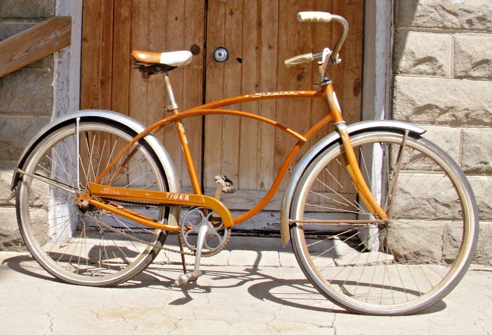 SCHWINN TIGER 1960s CRUISER BICYCLE 26\