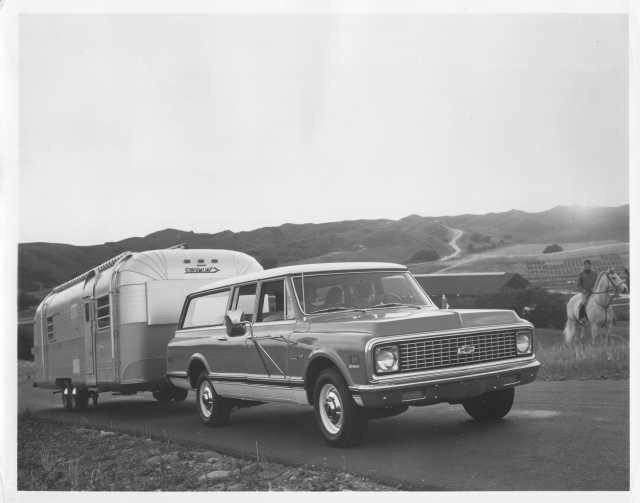 1972 Chevrolet Suburban Truck Press Photo and Release 0023