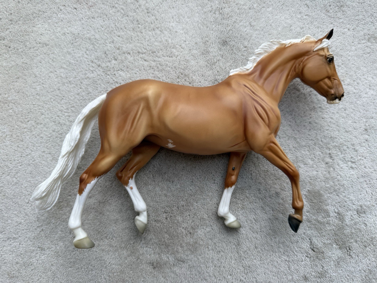Breyer BreyerFest Horse #711371 Slainte Surprise Matte Palomino Sabino Giselle
