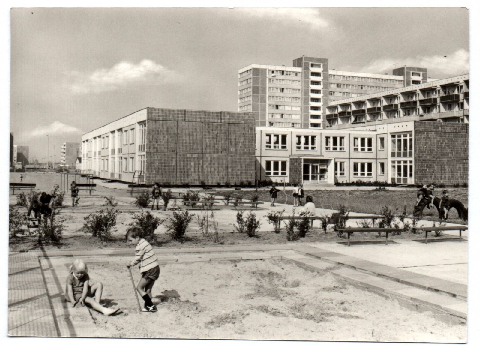 Photo postcard Rostock-Lütten Klein Binzer Straße kindergarten 1974