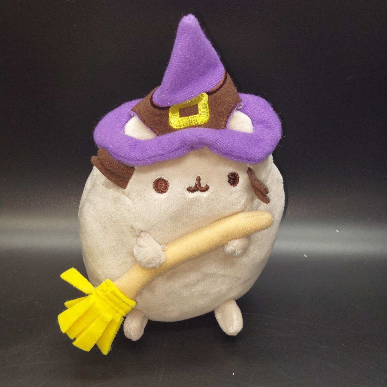 Pusheen Exclusive Witch Pusheen Plush – Cat with Broom Halloween Collectible