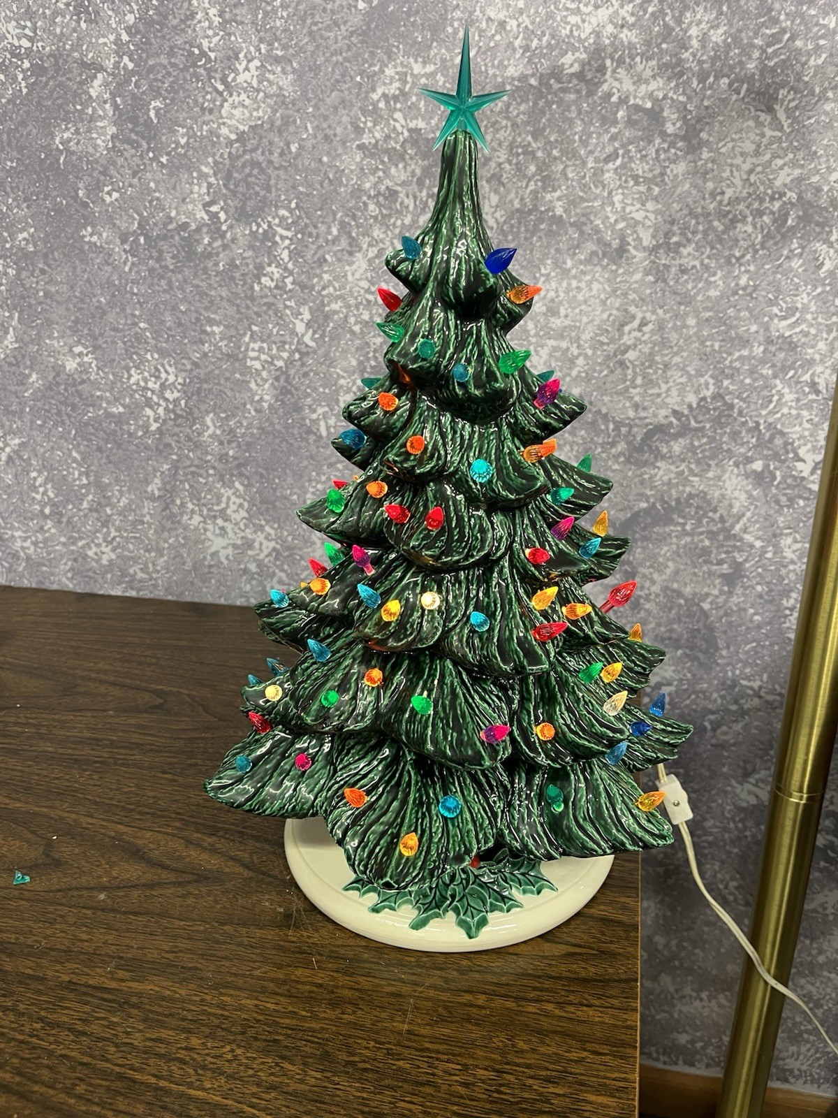 Vintage 1980s Nowell\'s Mold 16-inch Tall Ceramic Lighted Christmas Tree w/ Base