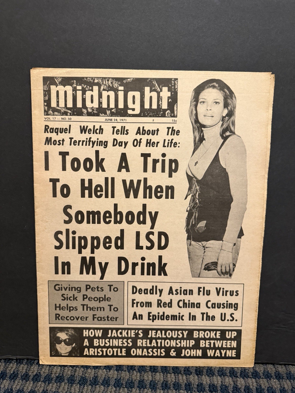 1971 June 28th MIDNIGHT Newspaper, Raquel Welch (VRN10E)