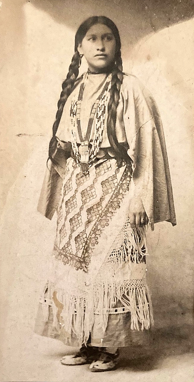 NATIVE AMERICAN INDIAN WOMAN PORTRAIT PLATEAU REGALIA c1882 BOUDOIR CARD PHOTO