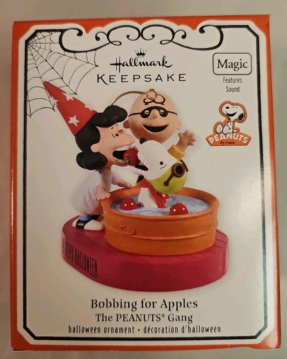 2012 Hallmark Bobbing for Apples Peanuts Halloween Keepsake Ornament MAGIC NEW