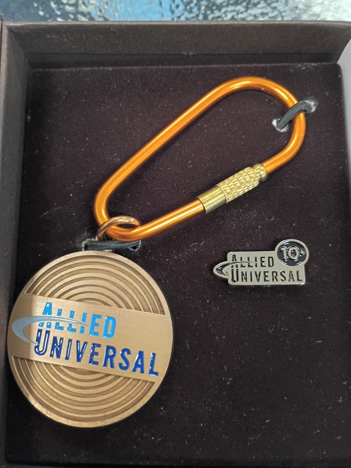 New Allied Universal 10 Years Service Award Set Keychain Carabiner Pin