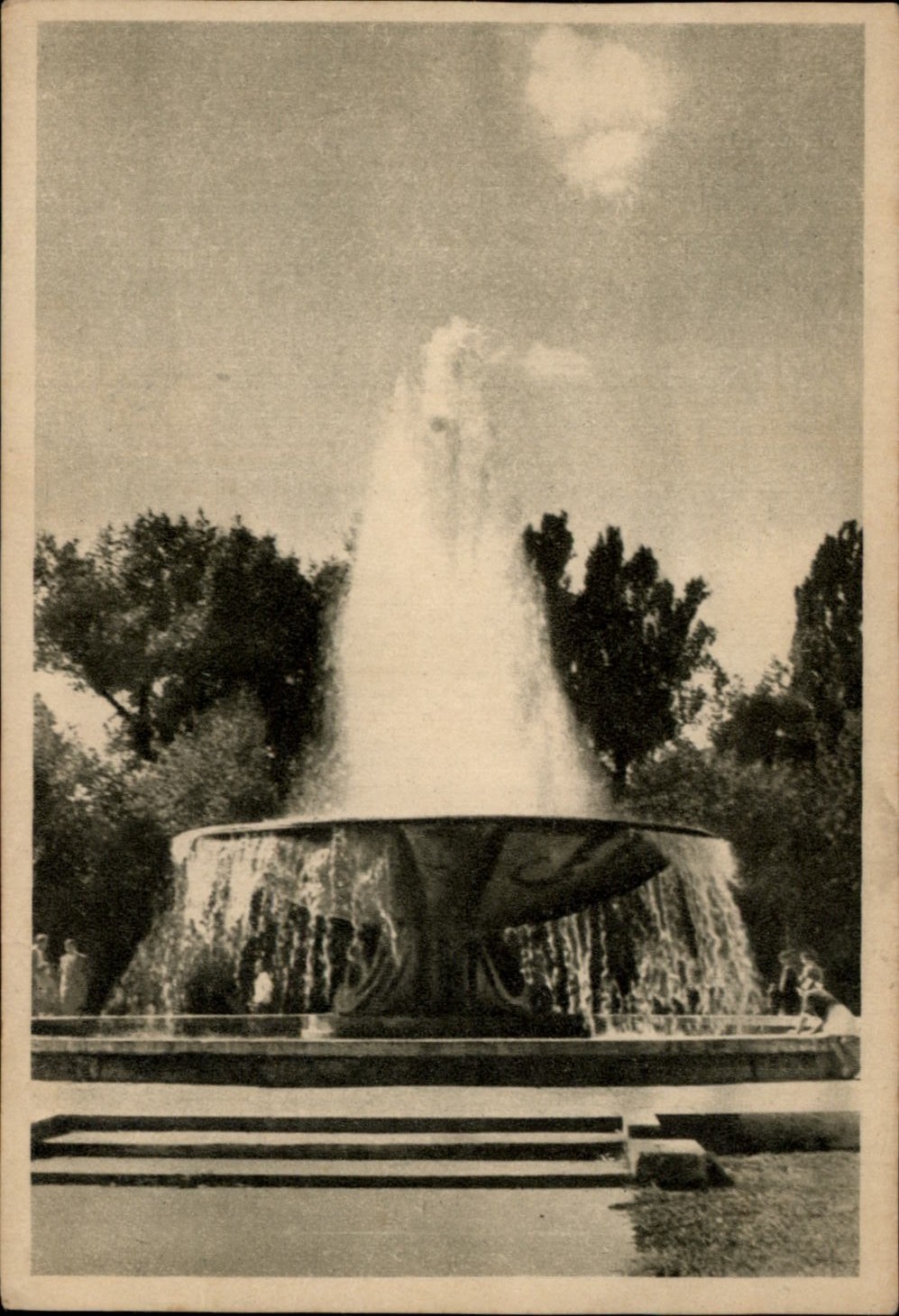 Fountain Bucharest Romania vintage postcard s563