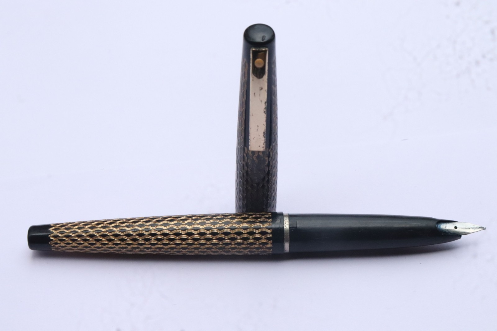 Vintage Sheaffer Lady Fountain pen Metal golden checks design body Medium steel