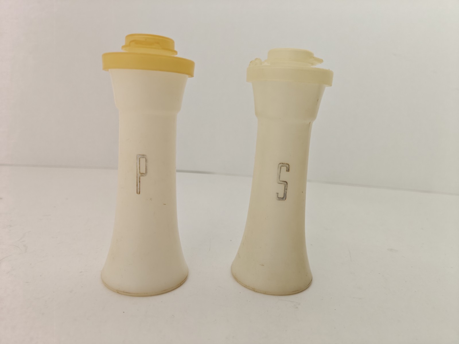 VTG Tupperware Hourglass Salt & Pepper Shakers Set AS-IS