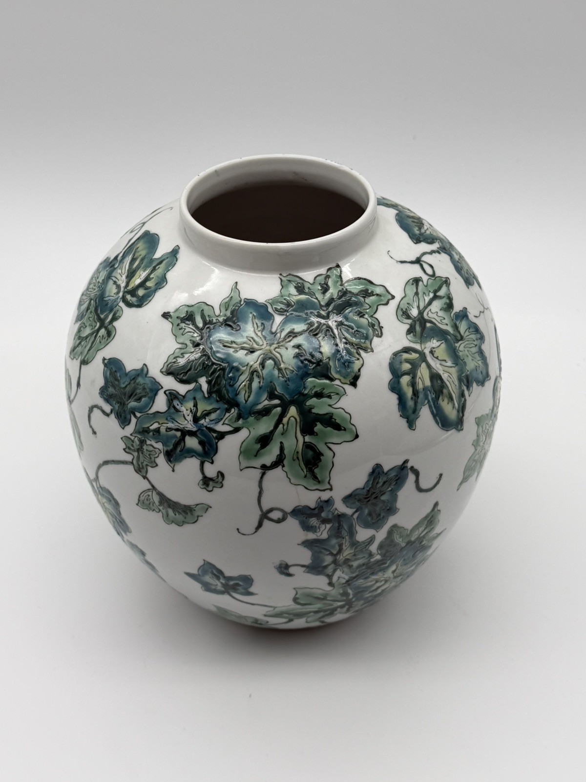Vintage Chinese Hand-Painted Asian Macau Globe Style Vase