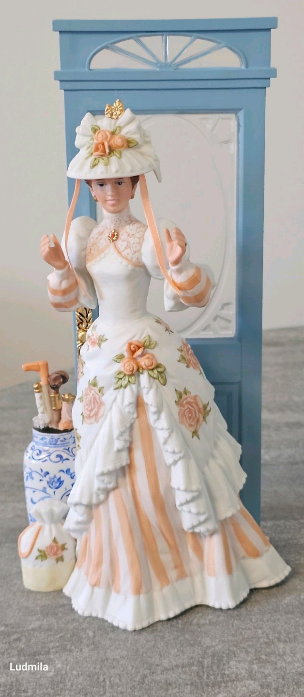 Vintage AVON The 1993 Mrs. Albee Award Full- Size Porcelain Lady w/ Box+Card