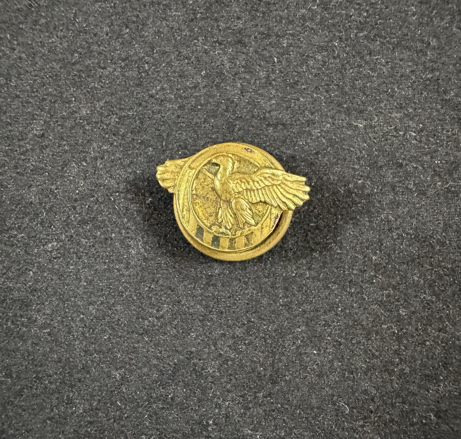 Vintage WW2 Ruptured Duck Honorable Service Lapel Button