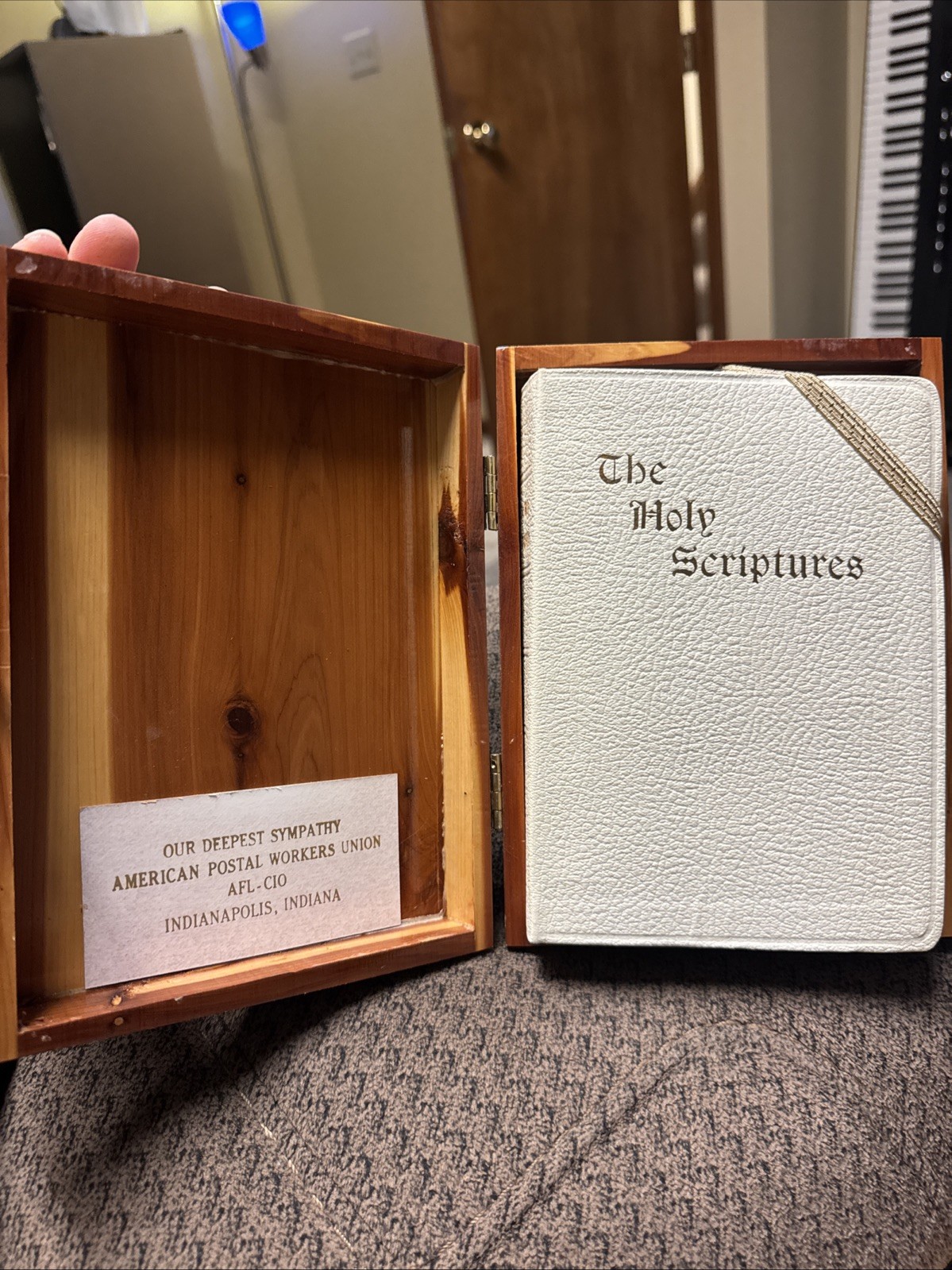 Vintage 1971 JPS Holy Scriptures Tanakh Hebrew Bible Wooden Cedar Box Case