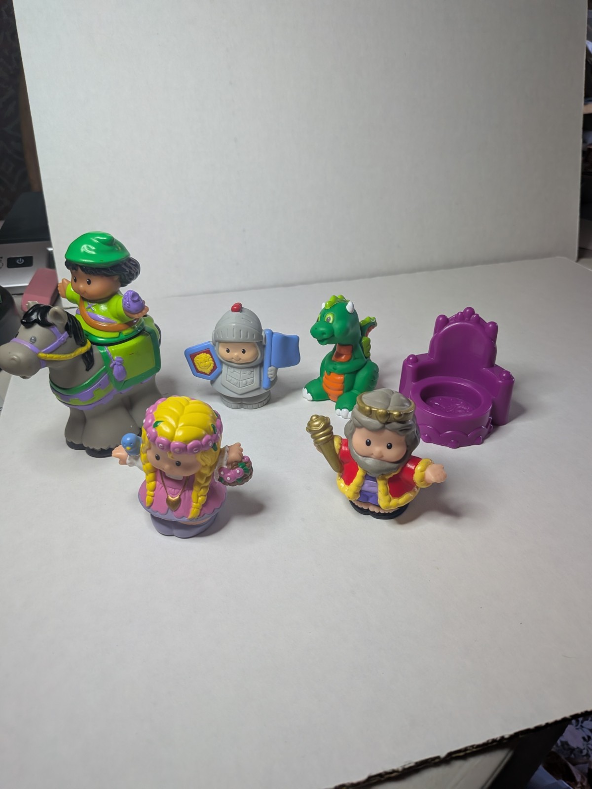 LOT (7) Fisher Price LITTLE PEOPLE: Robin Hood/Maid Marian/King/Dragon 2003