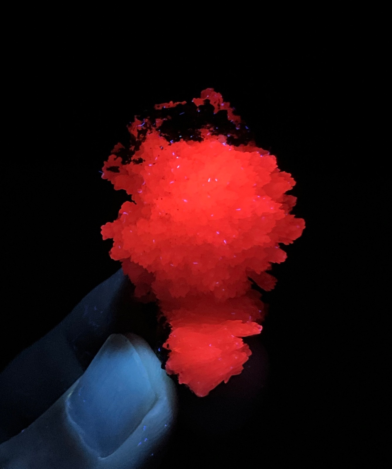 FLUORESCENT MANGANOAN CALCITE FROM N’CHWANING II MINE, SOUTH AFRICA