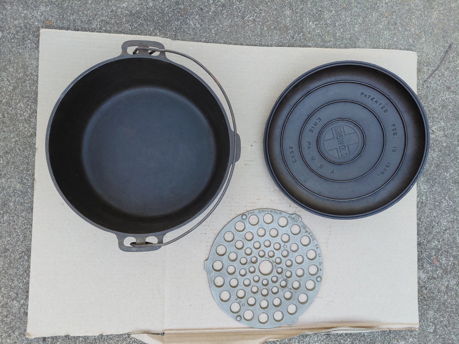 Vintage Griswold No. 10 Tite-Top Cast Iron Dutch Oven 835 w/ Trivet