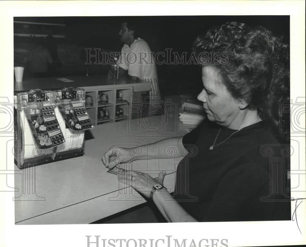 1991 Press Photo Gail Retif Plays Lottery at Bowling Alley, Louisiana