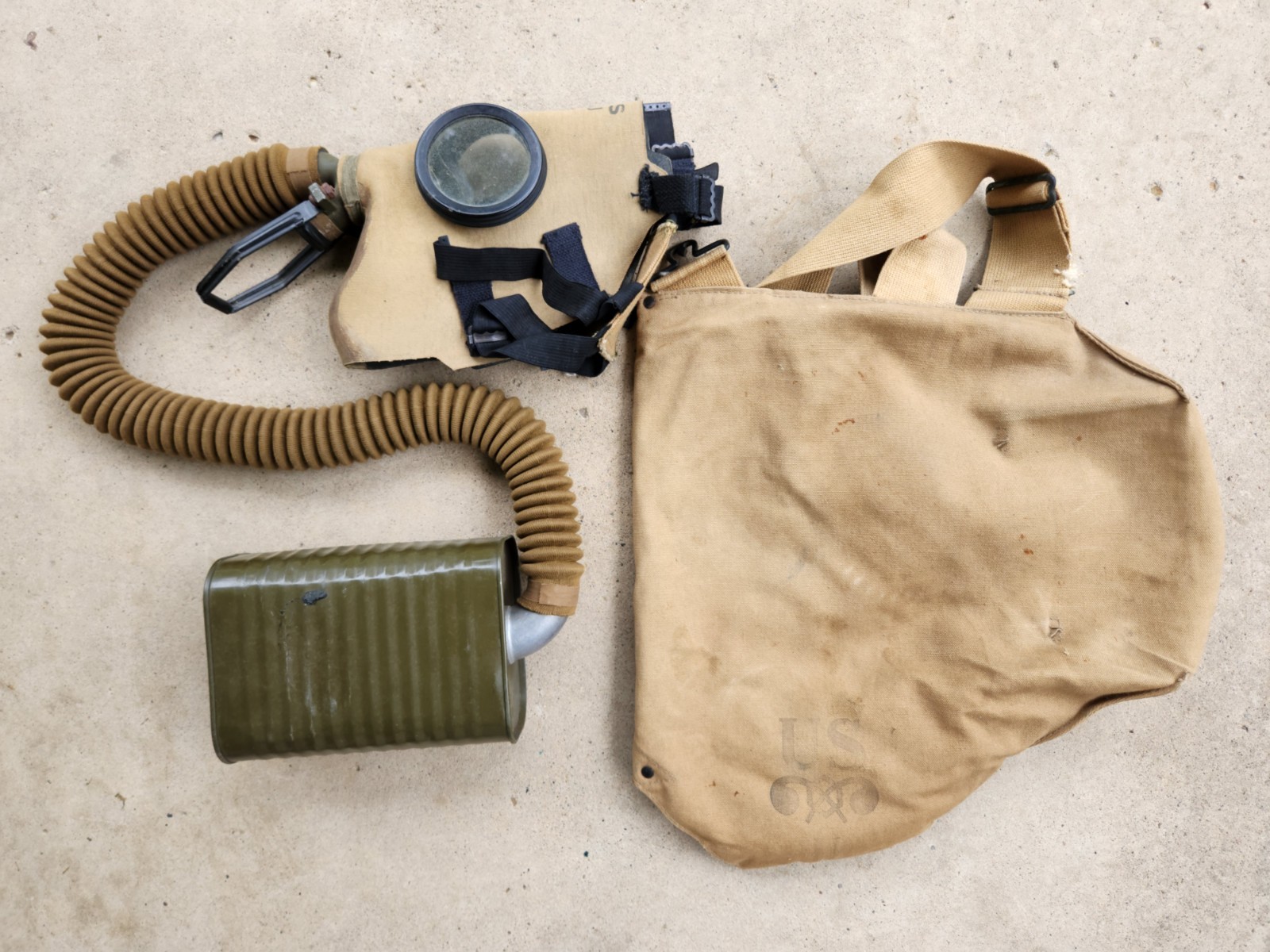 ORIGINAL US ARMY EARLY WWII SEIBERLING M1A2 SERVICE GAS MASK WITH M1XA1 FILTER