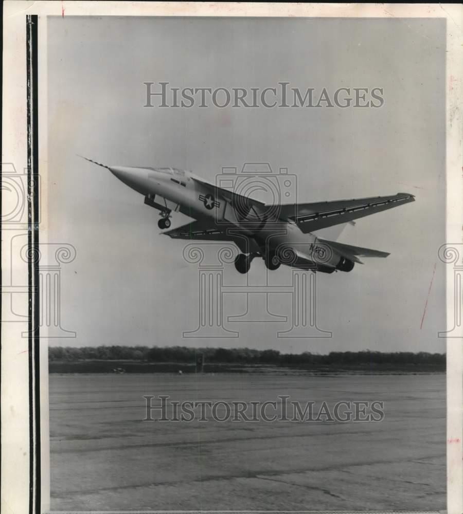 1966 Press Photo F-111 variable wing bomber plane-General Dynamics Corporation