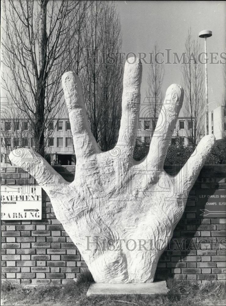 1984 Press Photo Modern Sculpture Large Hand in New Town Evry Essonne Region