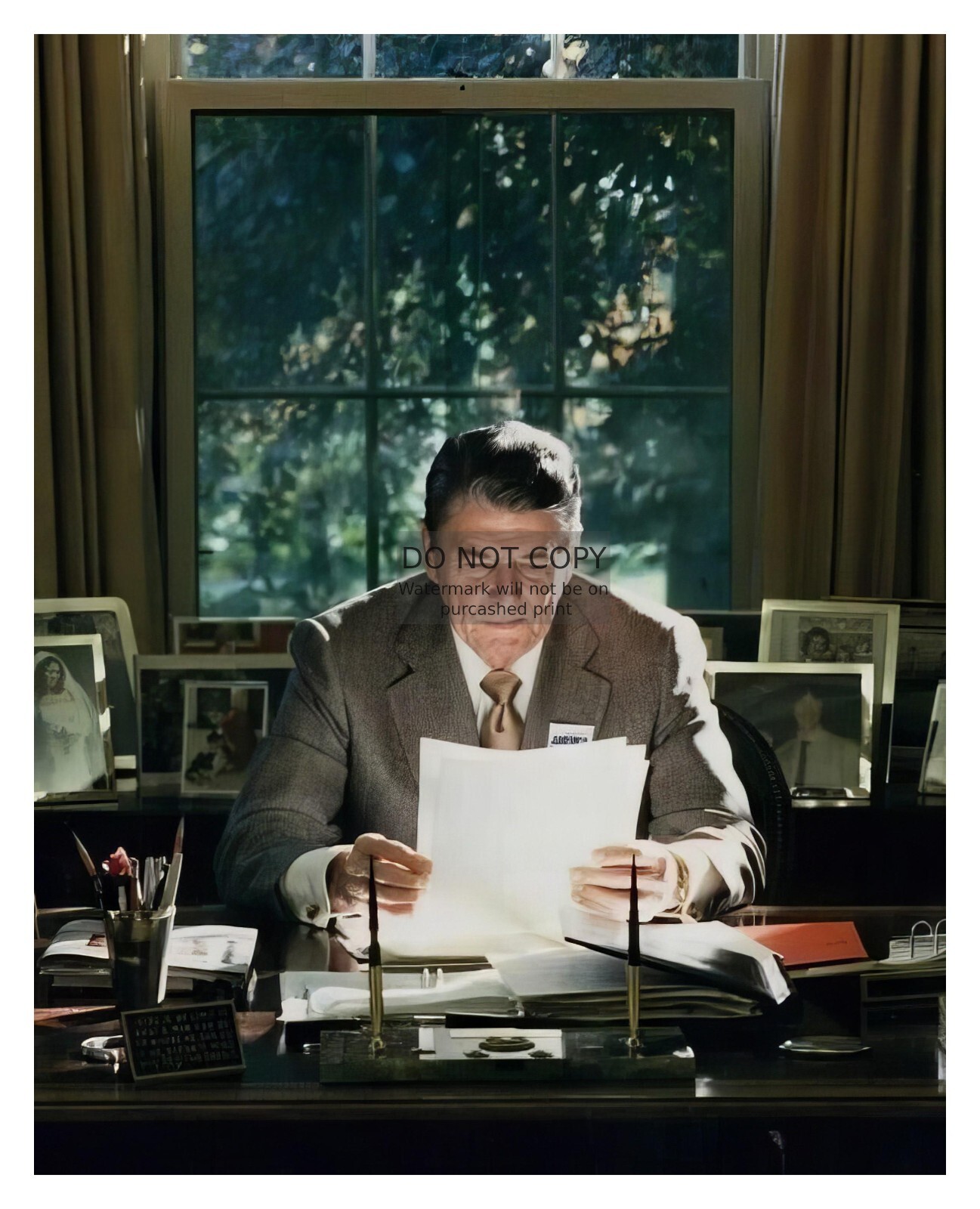 PRESIDENT RONALD REAGAN READING PAPERS IN OVAL OFFICE PORTRAIT 8X10 PHOTO
