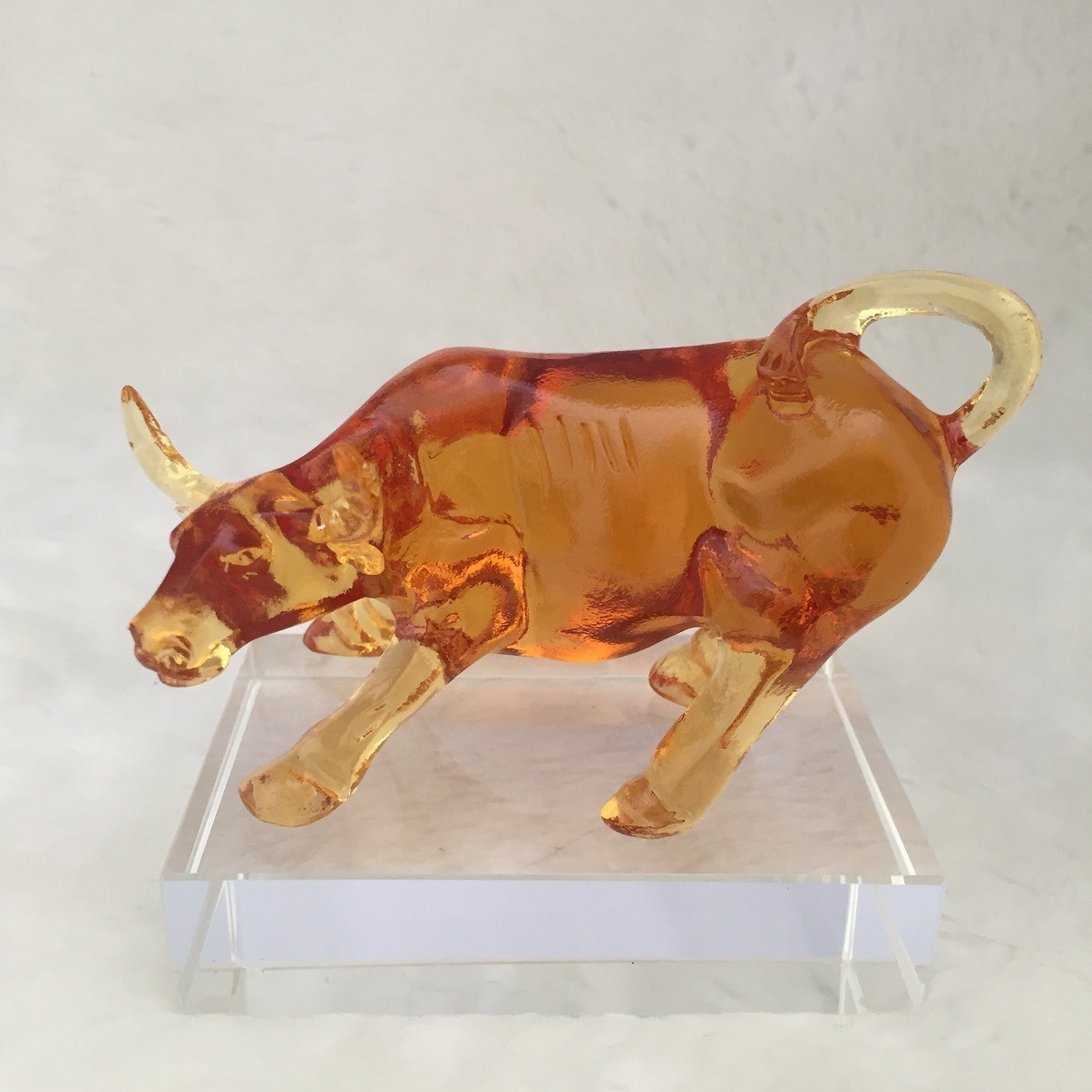 Liuli Crystal Glass Pioneer Ox Ornament: Chinese Zodiac Fengshui Home Decor gift