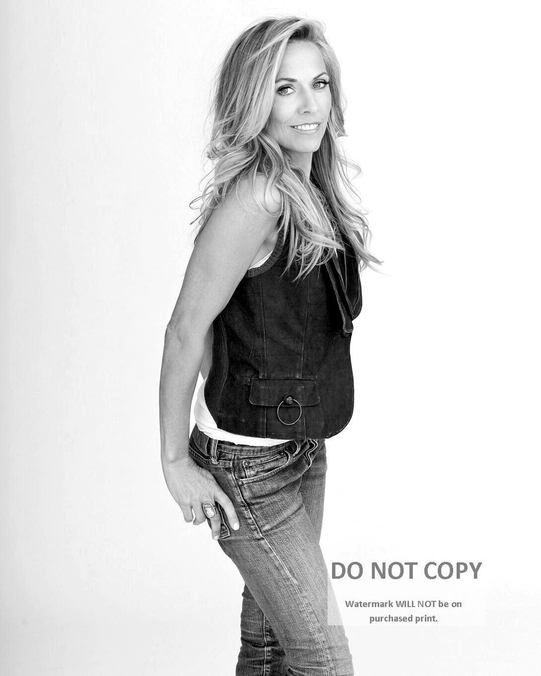 SHERYL CROW SINGER SONGWRITER MUSICIAN - 8X10 PUBLICITY PHOTO (AB-994)