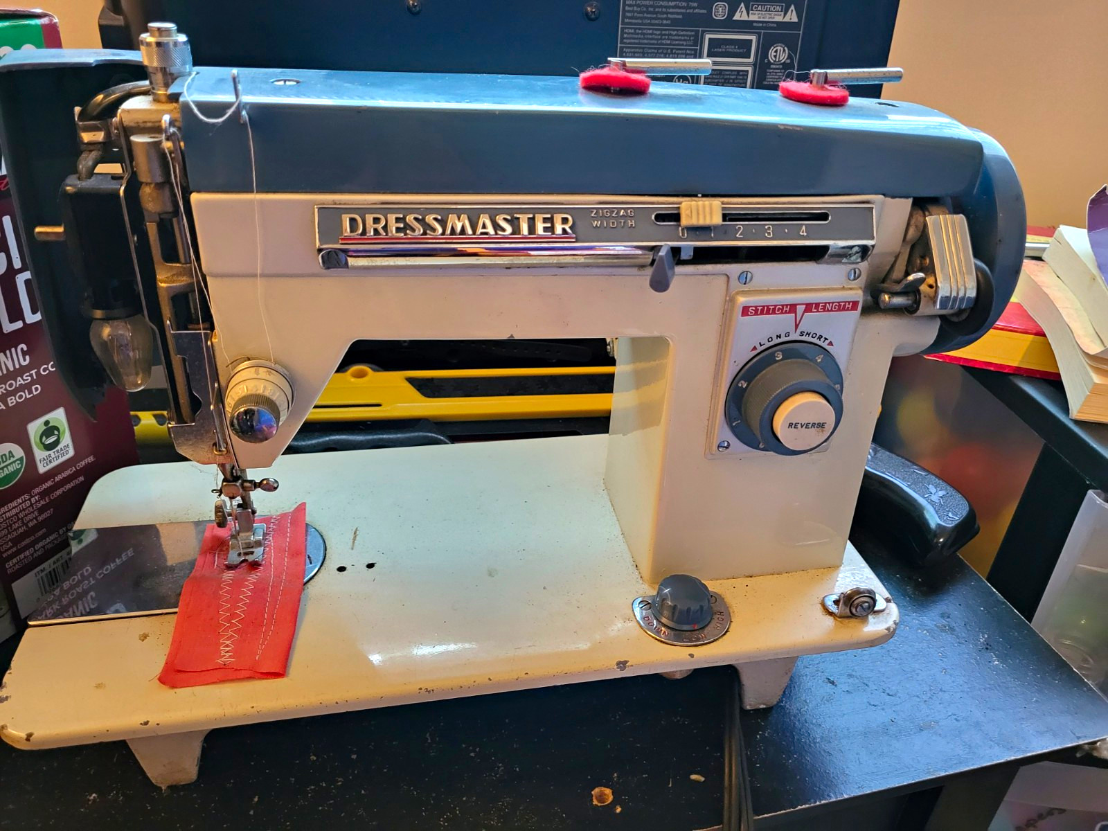 Dressmaster Vintage Original Domestic Sewing Machine Zigzag Reverse Beige/Blue