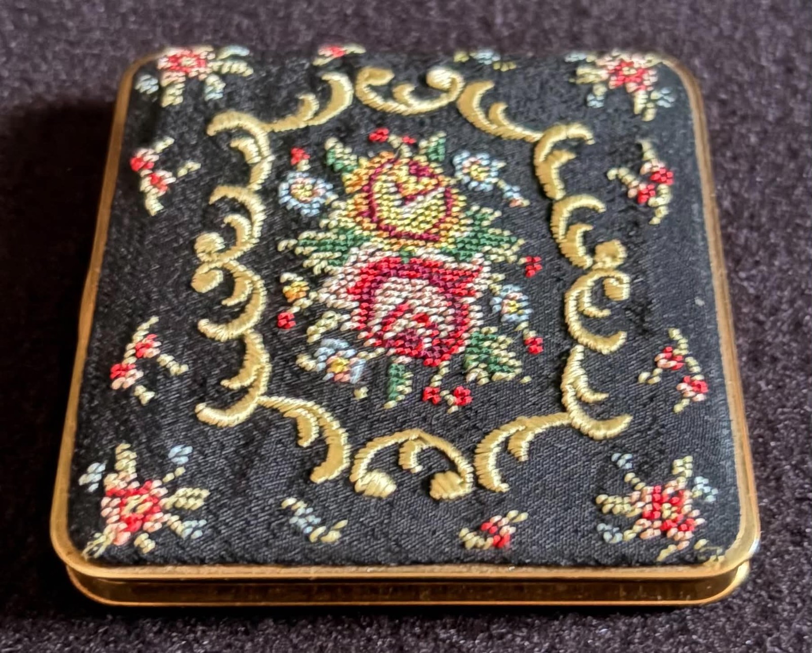 Vtg 1950s Petit Point Powder Compact Black Rose E-N Golden Seal Great Britain