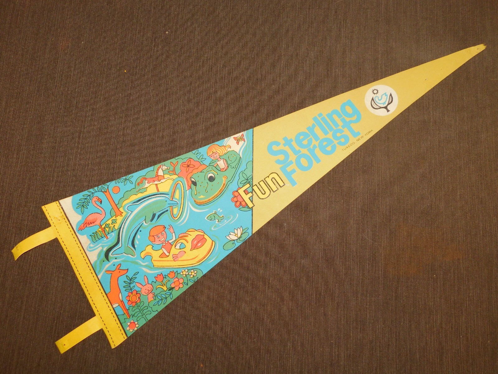 VINTAGE SOUVENIR PENNANT 24 1/2\