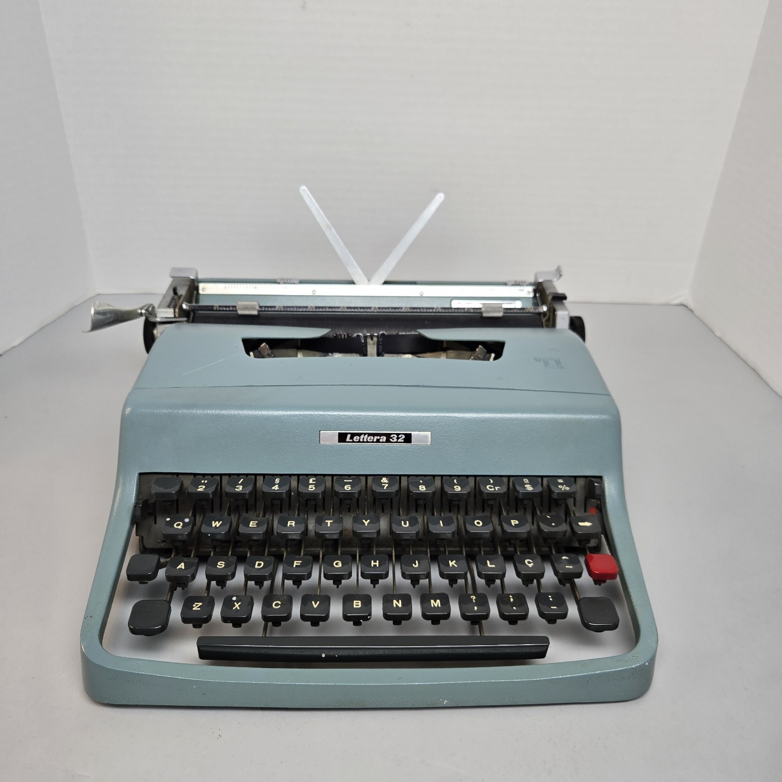 Olivetti Underwood Lettera 32 Typewriter Made in Italy Brazilian Layout 1966