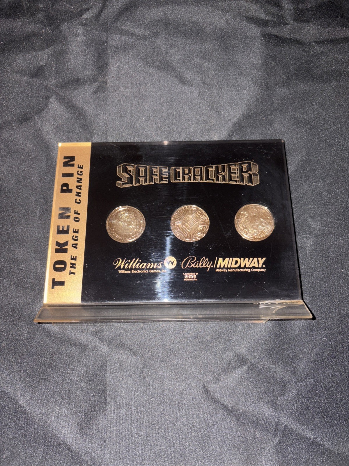 SAFECRACKER BY BALLY, STAND UP TOKENS PROMOTION DISPLAY TOKEN PIN Pinball Rare