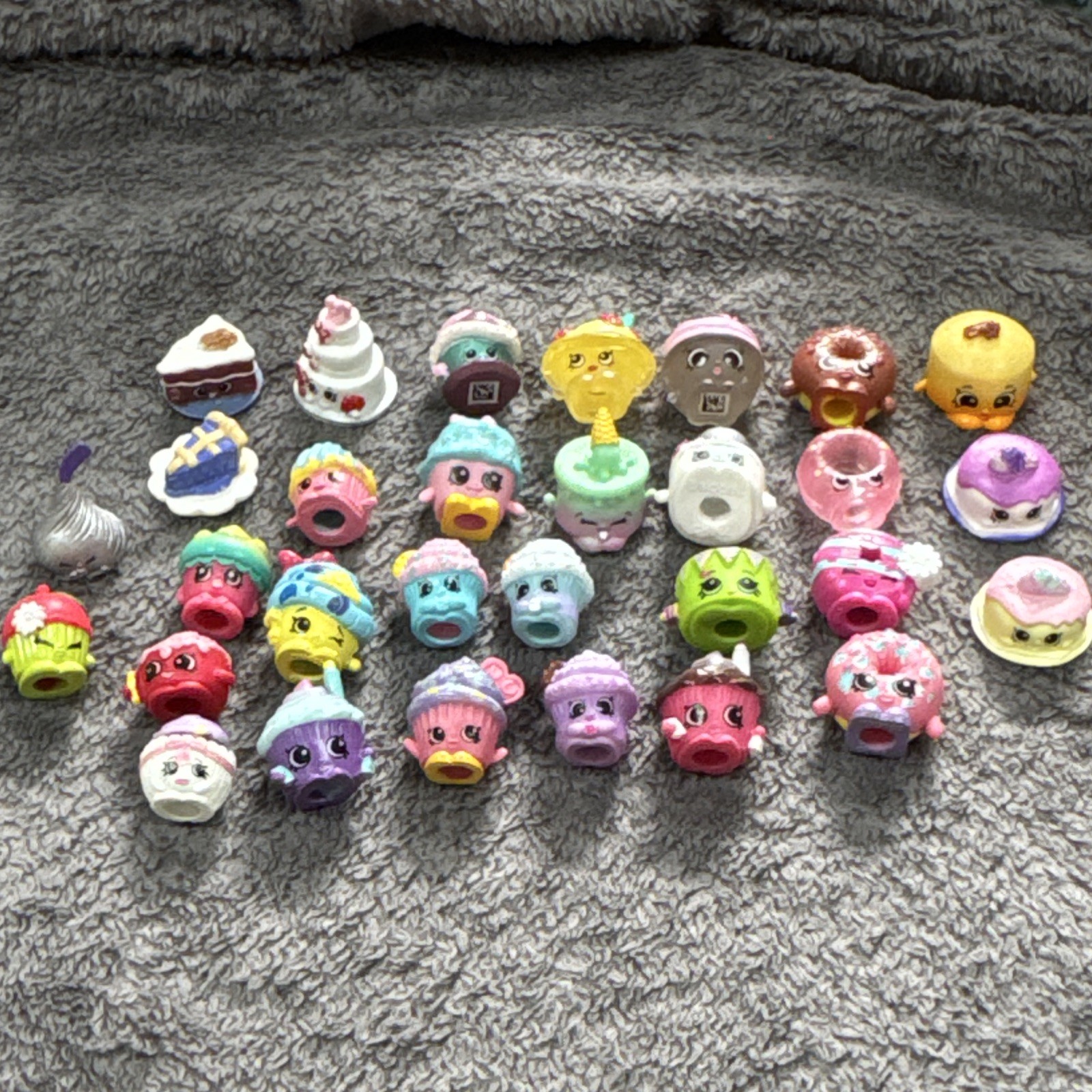 Moose Toys Shopkins Mini Figurine Lot 24 + Multicolor bg4