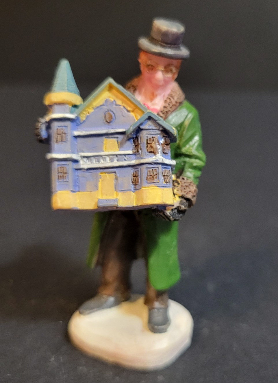 Lemax Christmas Village Town Dad\'s Christmas Surprise 42880 Holding Dollhouse