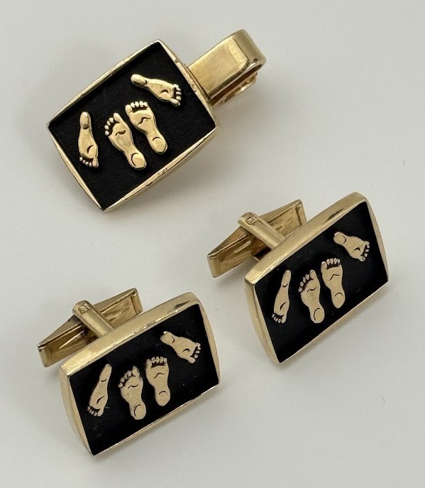 Vintage Novelty Gold Tone Cufflinks Tie Clip Set Feet Footprints Black Enamel