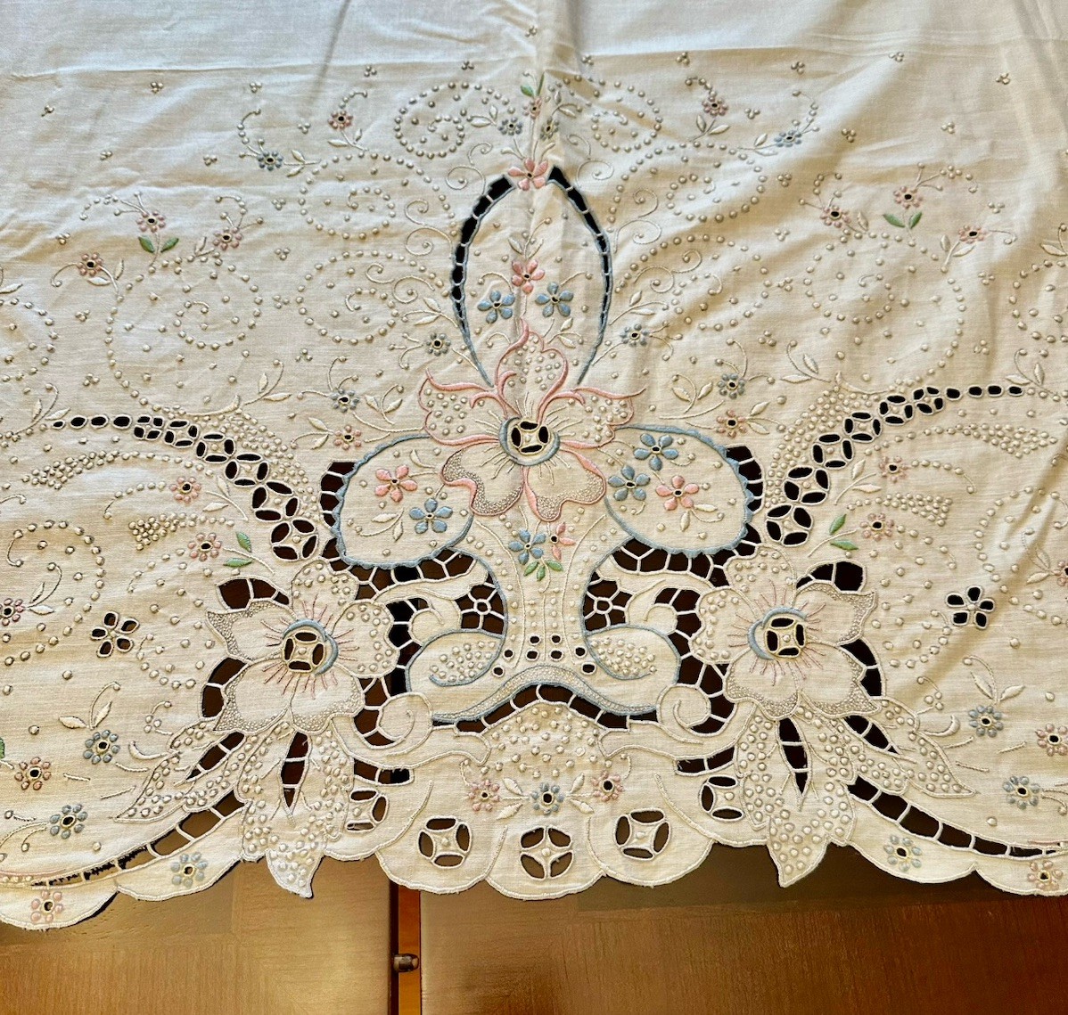 Vintage Madeira Set bed sheet &  2 pillow cases Embroidery Appliqués 102” Basket