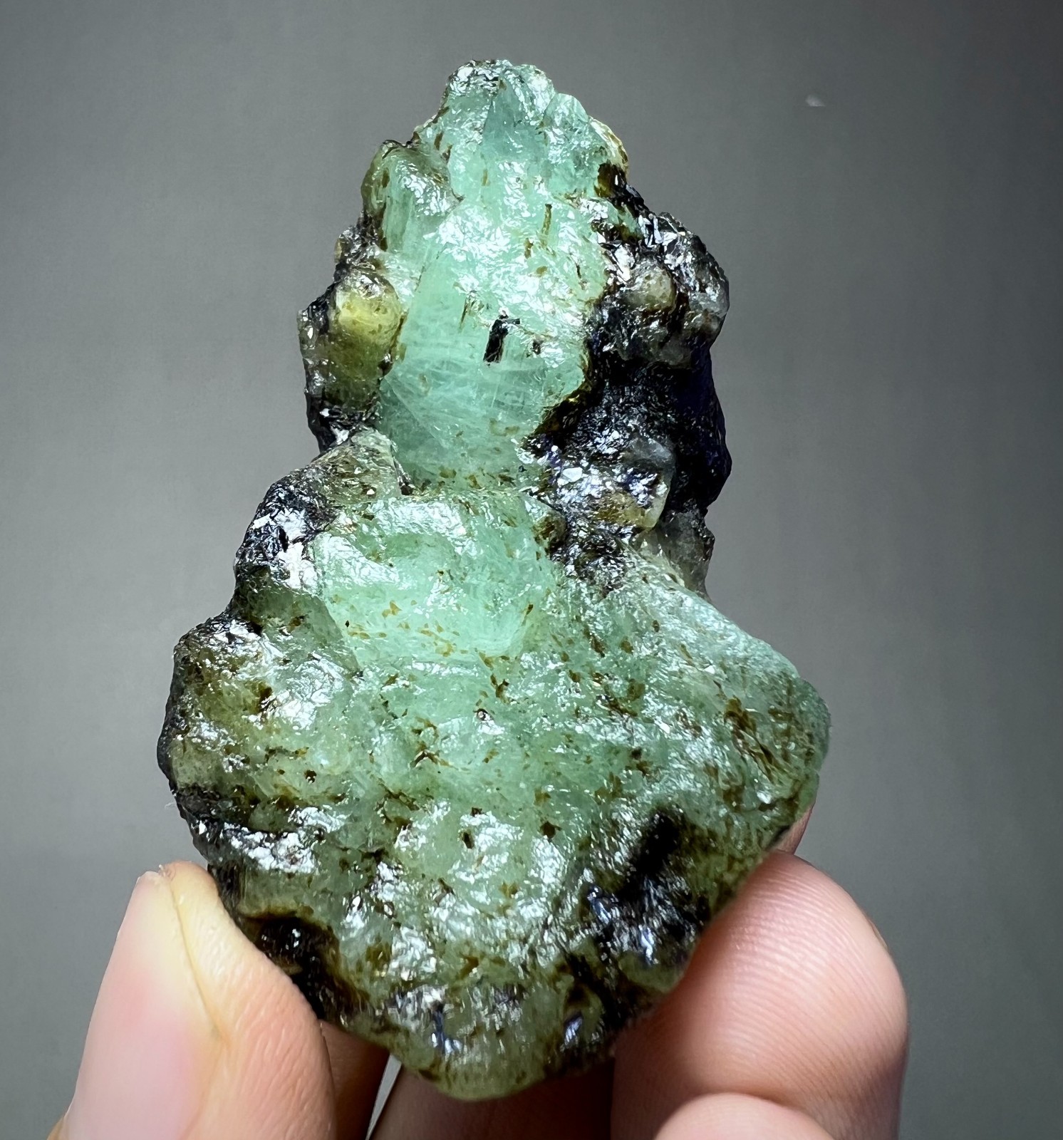 351CT, Beryl Var  Huge Natural Green Emerald Crystal W.Mica  from Chitral PAK