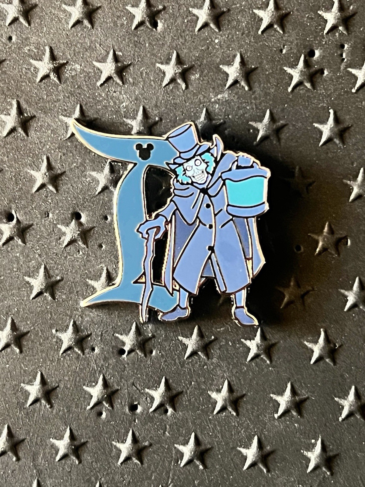 Disneyland Hidden Mickey Hatbox Ghost D Pin Chaser 2024