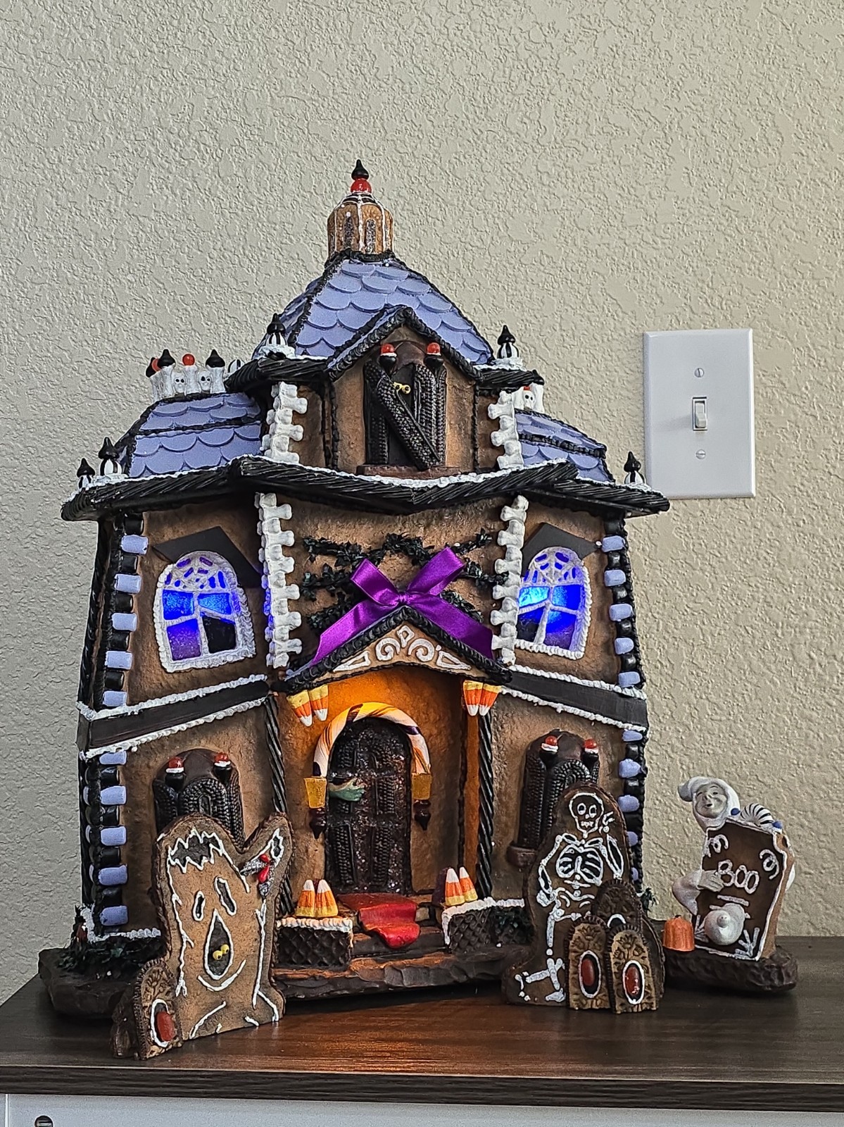 Byers Choice Traditions Lighted Ghostly Manor Gingerbread House 2011 W/ Figures