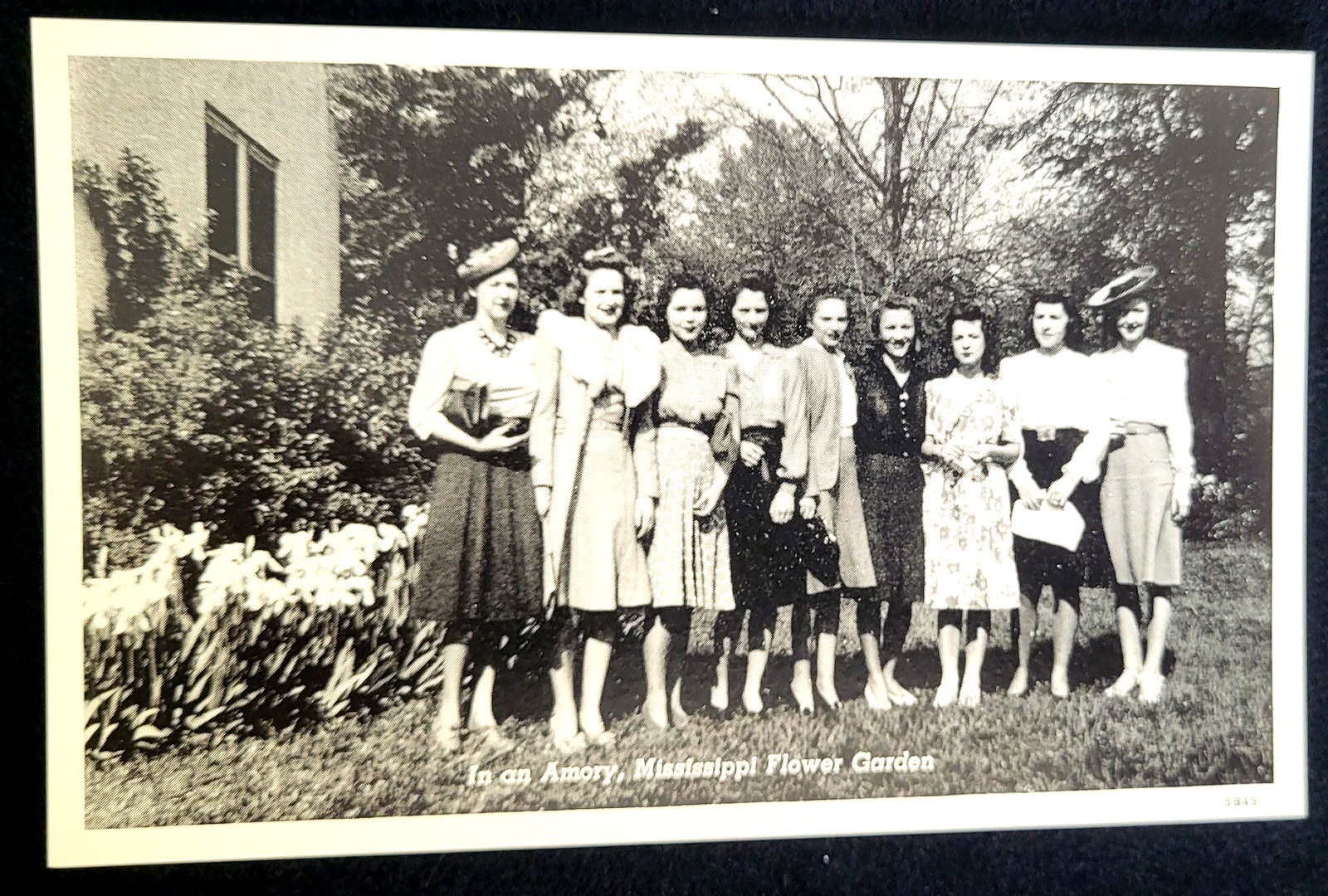 VTG 1945 PC GROUP OF YOUNG WOMEN FLOWER GARDEN IN AMORY MS Teich Archives MINT