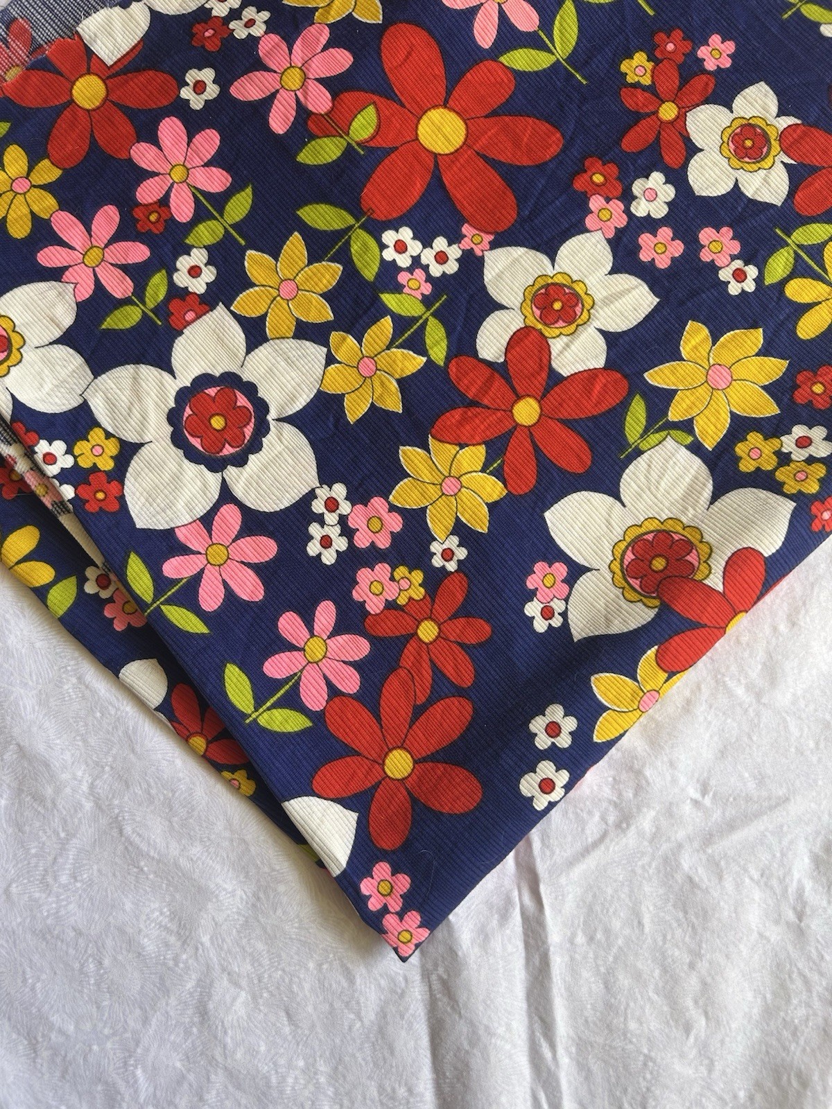 Vtg 1970s Groovy Mod Pop Art Floral Retro Fabric 42” Wide 2 Pieces