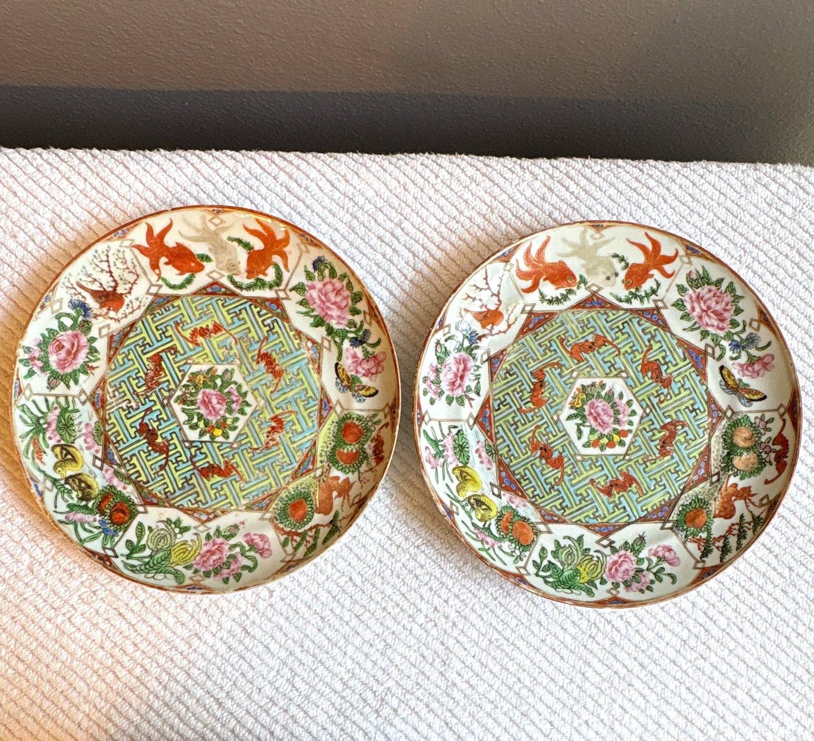 FAMILLE ROSE DISHES ROSE CANTON, CHINA, QING DYNASTY, 19TH CENTURY SET OF 2