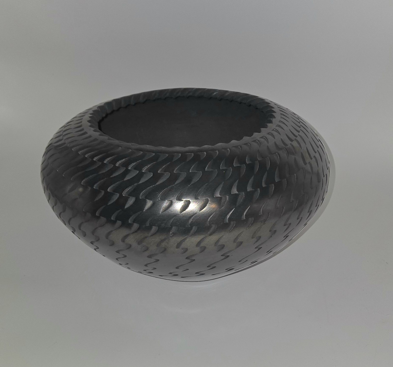 REYNALDO QUEZADA Black Metallic Graphite Bowl Mata Ortiz- Signed