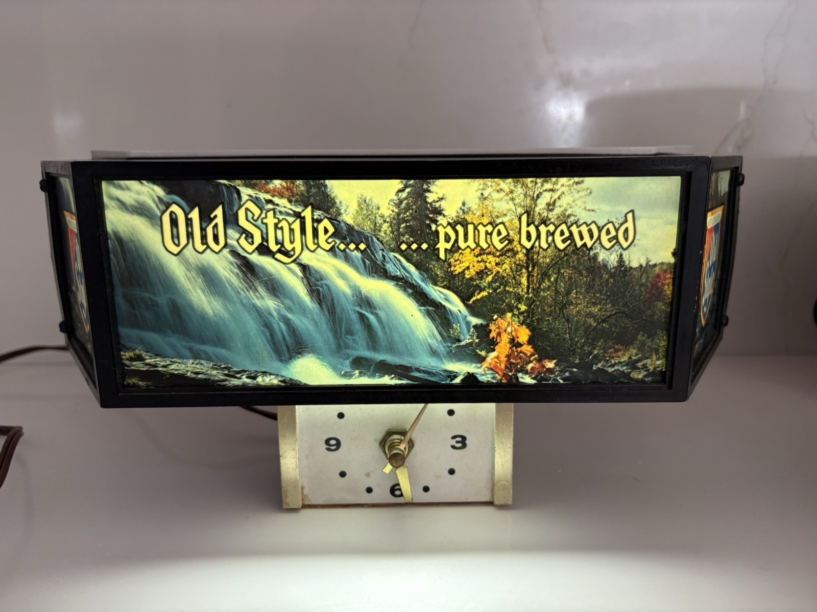 Vintage Heileman\'s Old Style Pure Brewed Lighted Beer Advertising Clock-Works