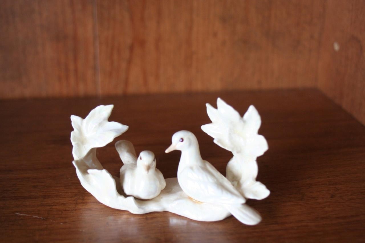 Retired Hagen Renaker White Bower with  Dove Pair 1990's
